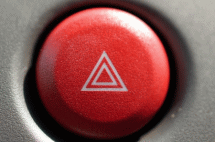 ハザードスイッチ形は四角いのや丸いのがありますが、赤色で2重の△が描かれています。ハザードスイッチを押すとウインカーが４つとも点灯