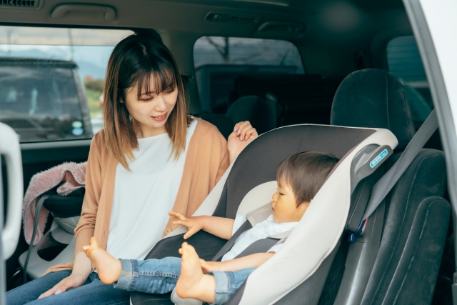 子供を車で安全に移動させるためにはまず、適切なチャイルドシートを選定し、正確に取り付けることが重要です。