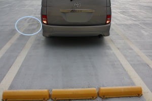 車体が駐車スペースに対して平行になったらハンドルをまっすぐに戻して前輪タイヤをまっすぐに戻す。