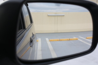 車庫入れはサイドミラーを使ってあげると駐車スーペースに対して車体が平行になったかがわかりやすい。