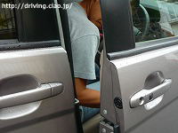 車から降りる時は周りの安全を確認してからドアを開ける。車のドアは10cmからバンと閉める