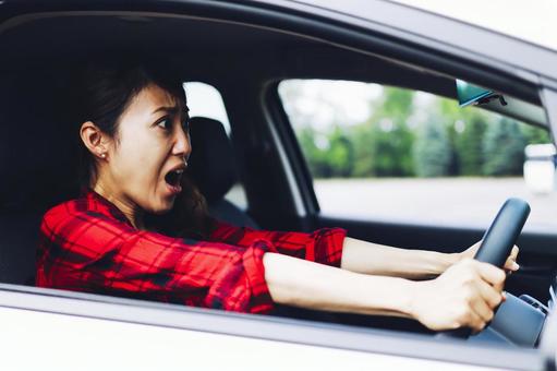 危険を予測した運転をせずに自動車を運転して危険な目にあっている女性ドライバー