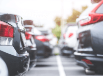 駐車場に車を停めている