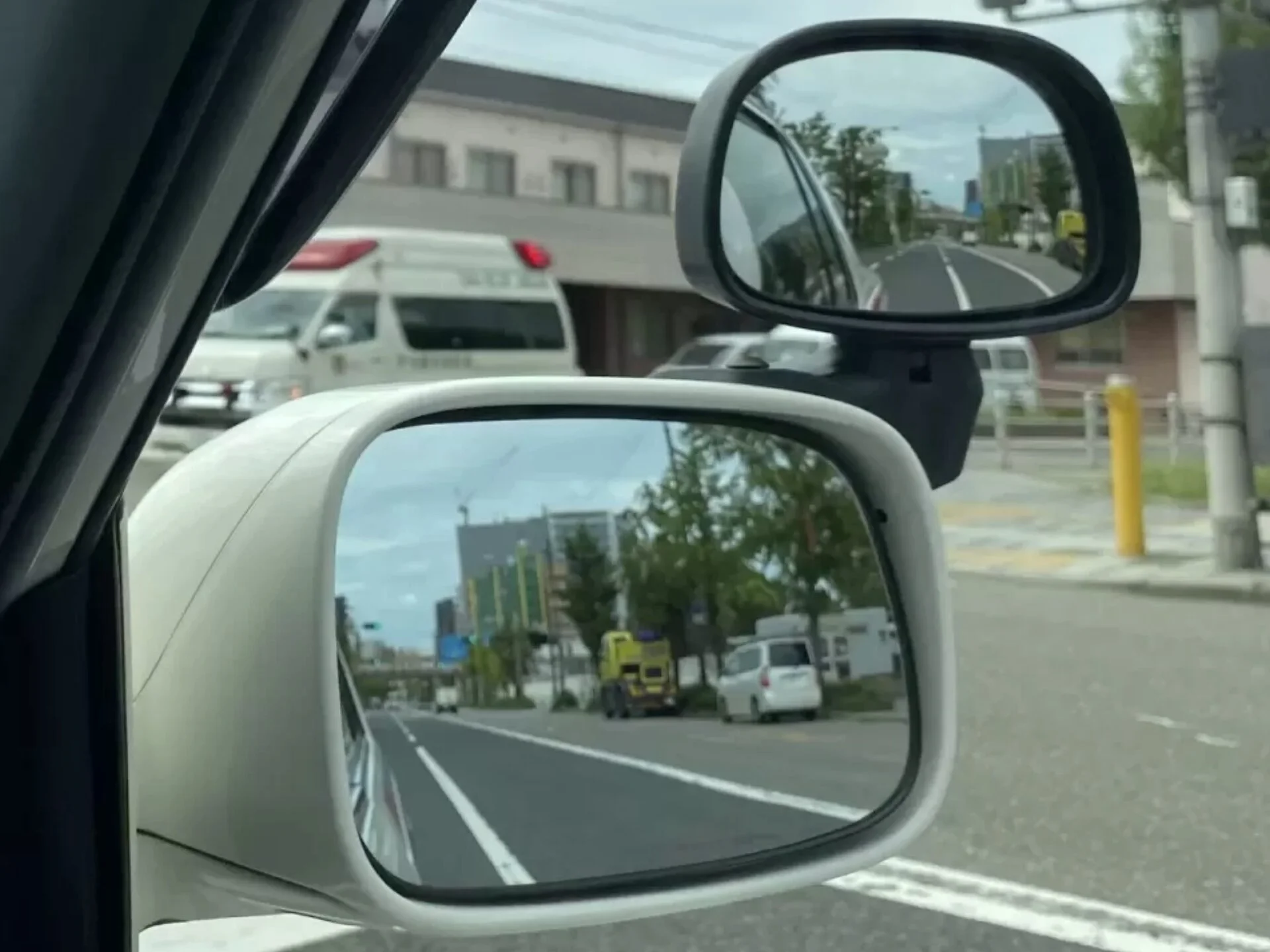 ドアミラーを使って後方の安全確認をしている