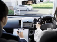 ペーパードライバー講習を受けている女性ペーパードライバー