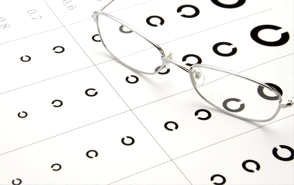 運転免許試験場で行われる視力検査。適性試験と言います