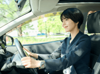 オートマチック車を運転している女性ペーパードライバー