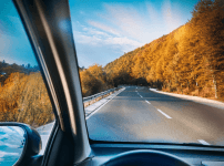 前を見ながら運転している。道路の様子。