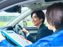自動車学校で車の教習をしている