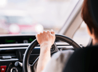 車を運転している女性ドライバー