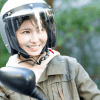 原付免許を取得して原付バイクを運転している女性バイカー
