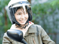原付免許を取得して原付バイクを運転している女性バイカー
