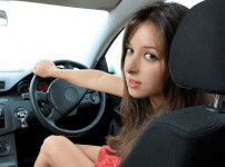 自動車学校の技能教習をスカートで受けている