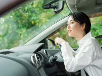 運転の練習をしている女性ドライバー