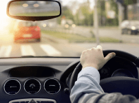 クリープ現象で発進しているAT車