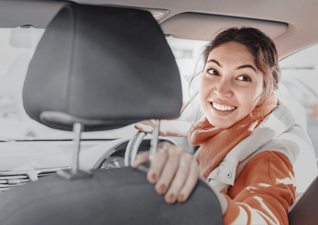 AT車を駐車している女性ドライバー