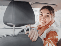 AT車を駐車している女性ドライバー